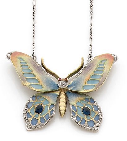 null Collier en platine, orné d'un pendentif en or 14K (585) dessinant un papillon,...