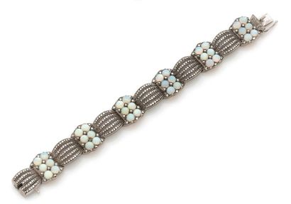 THEODOR FARHNER 
Bracelet ruban en argent, articulé de motifs oblongs sertis de marcassites...