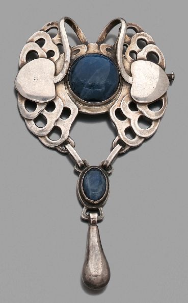 GEORG JENSEN 
Broche-pendentif en argent représentant une fleur stylisée sertie de...