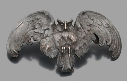 null Elément de boucle en métal sculpté d'une chouette, les ailes déployées.
Longueur:...