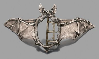 FERDINAND ERHART 
Boucle de ceinture en argent fondu et ciselé représentant une chauve-souris,...