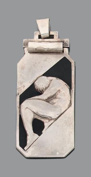 EUGÈNE DAVID 
Pendentif en argent orné d'un personnage masculin assis sur fond émaillé....