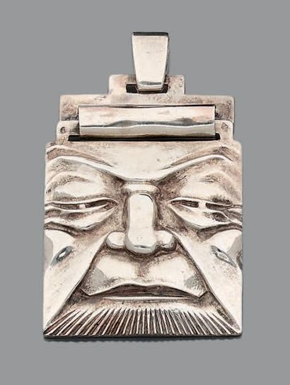 EUGÈNE DAVID 
Pendentif en argent ciselé d'un mascaron.
Monogrammé.
Hauteur: 4,5...