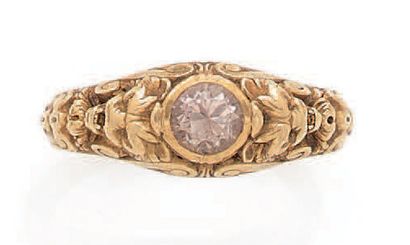 RENE BOIVIN 
Bague en or 18K (750), ornée d'un diamant brun rond de taille ancienne...