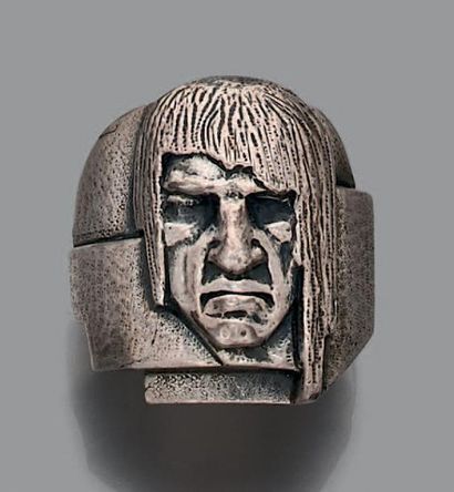 EUGÈNE DAVID (ATTRIBUÉE À) 
Bague en argent sculptée du visage d'un homme de face.
Tour...