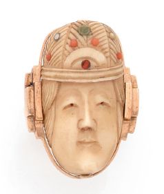 null Bague en or 18K (750), ornée d'un personnage japonais sculpté en os, la coiffe...