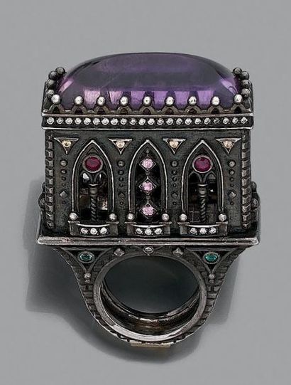 Jean Boggio Bague en argent et améthyste.
Série «Byzance».
D_1,16 cm H_5,35 cm
Plateau:...