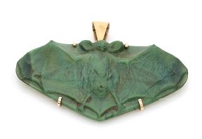 René LALIQUE 
Pendentif représentant une chauve-souris en verre vert, les ailes déployées,...