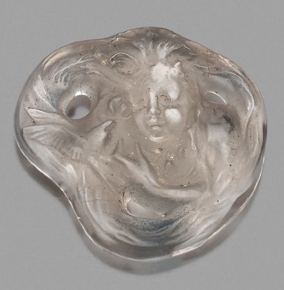 René LALIQUE 
Pendentif «Ange et colombe» en verre moulé représentant une jeune femme...