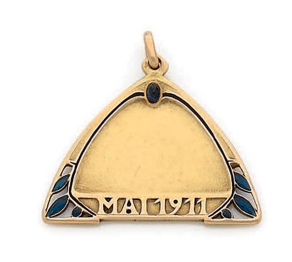 Henri DUBRET 
Médaille en or 18K (750) de forme triangulaire, agrémentée d'émail...