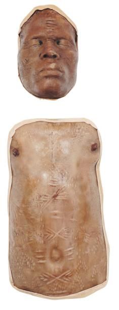null Visage et poitrine scarifiés en cire. Vantou, Congo. Tête H_23 cm, buste H_48...