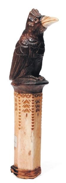  Pommeau de canne formant un corbeau sculpté en bois et bec en ivoire.