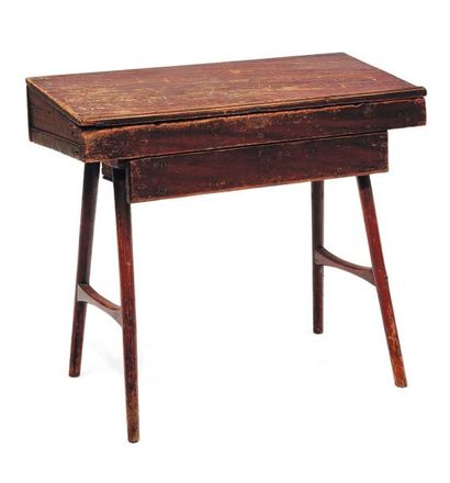  Petite table rustique en bois patiné rouge. H_79,4 cm L_91,5 cm P_40,5 cm