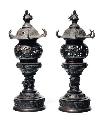 null Paire de brûle-parfums en bronze. Travail du XIXe siècle, Extrême-Orient.