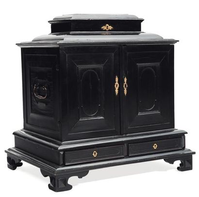  Cabinet en ébène et bois noirci ouvrant à deux tiroirs et deux portes découvrant...