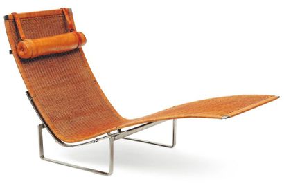 POUL KJÆRHOLM (1929-1980) Chaise longue "EKC 24". Rotin, cuir brun et acier chromé....