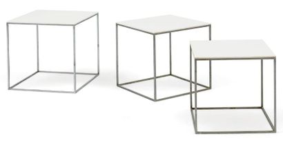 POUL KJEARHOLM Trois tables gigognes modèle "PK71". Acrylique blanc et acier nickelé....