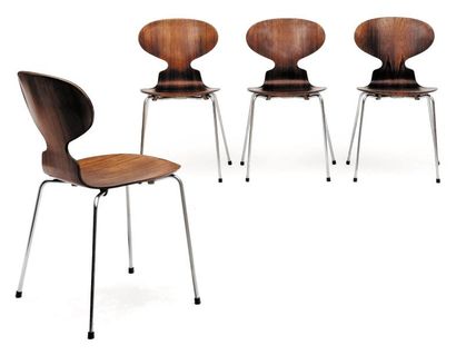 ARNE JACOBSEN (1902-1971) Suite de quatre chaises « fourmis ». Palissandre et métal...