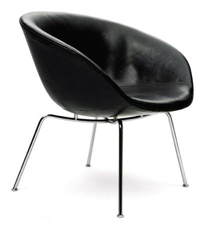 ARNE JACOBSEN (1902-1971) Fauteuil "Pot". Cuir noir et tube d'acier chromé. Réalisé...