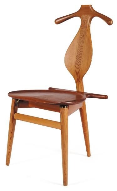 HANS J. WEGNER (1914-2007) Chaise "Valet". Teck et pin d'oregon, à assise amovilble...