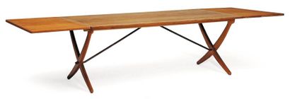HANS J. WEGNER (1914-2007) Table. Plateau rectangulaire et allonges en teck reposant...