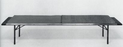 FINN JUHL (1912-1989) Table basse ou banc. Plateau en teck reposant sur quatre pieds...