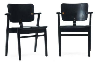 ILMARI TAPIOVAARA (1914-1999) Paire de chaises modèle "Domus". Bouleau laqué noir...