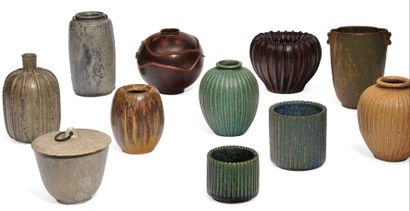 ARNE BANG (1901-1983) Ensemble composé de dix vases et d'un pot à sucre. Faïence...