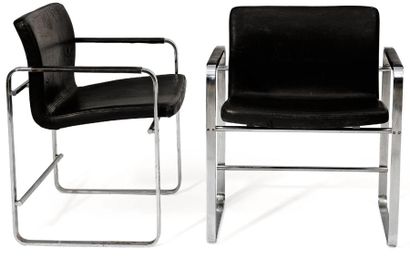JORGEN LUND & OLE LARSEN Paire de fauteuils. Cuir noir et acier. Réalisés par BO-EX....