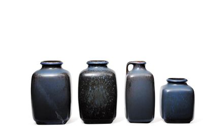 TRAVAIL SCANDINAVE DES ANNÉES 1960 Ensemble de quatre vases. Faïence émaillée bleue....