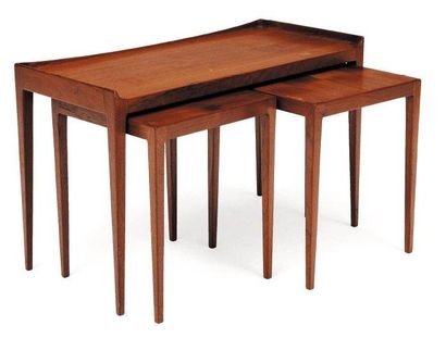 KURT OSTERVIG Trois tables gigognes. Teck. Réalisées par Jason. Vers 1955. H_72 cm...
