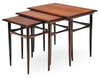 TRAVAIL DES ANNÉES 1960 Suite de trois tables gigogne. Teck. Vers 1960. H_46 cm l_55...