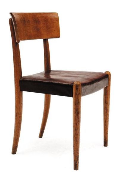 FRITZ HANSEN EDITEUR Chaise. Chêne et cuir brun. Vers 1930/40. H_80 cm l_49 cm P_41...
