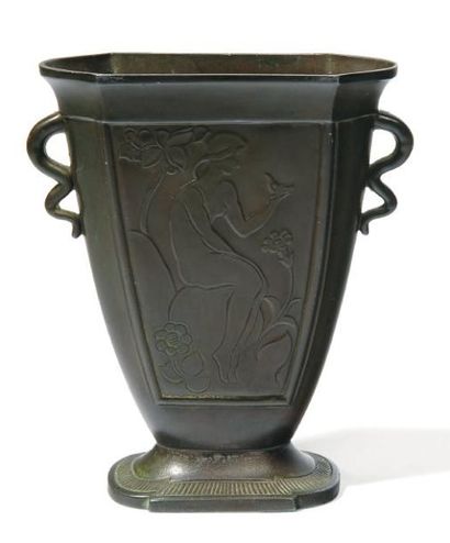 JUST ANDERSEN (1884-1943) Petit vase. Métal Disko. Signé. Danemark. Vers 1930. H_12...