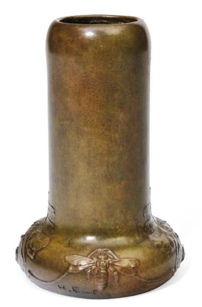 HUGO ELMQVIST Vase. Bronze à décors de végetaux. Signé. Vers 1920. H_15 cm
