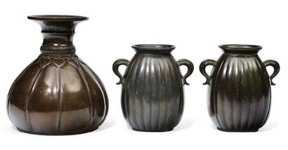 JUST ANDERSEN (1884-1943) Ensemble composé d'une paire de petits vases et d'un vase....