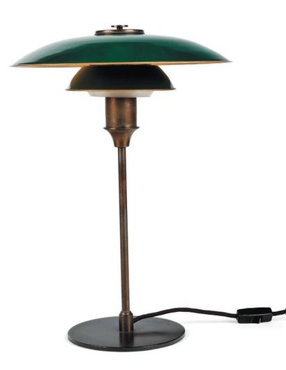 POUL HENNINGSEN (1894-1967) Lampe "PH Lyfa". Métal laqué vert et bronze. Edition...