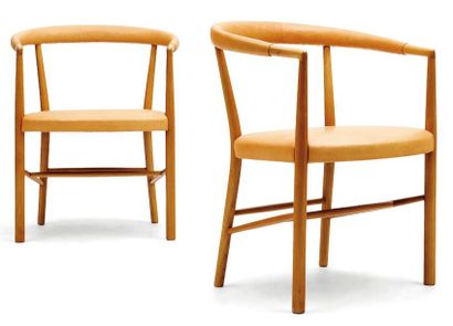 JACOB KJÆR (1896-1957) Paire de fauteuils "UN". Cuir beige et bois fruitier. Réalisée...