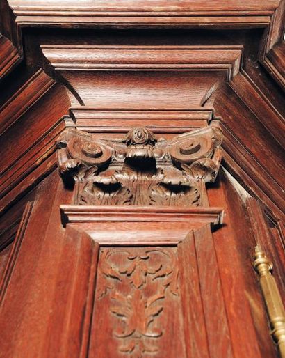 null Importante armoire de boiserie en chêne mouluré et sculpté ouvrant à deux portes...