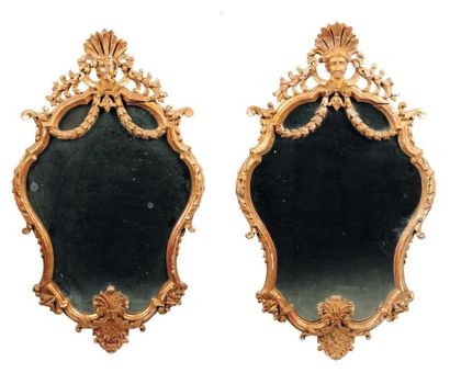 Paire de miroirs en bois doré de forme contournée,...