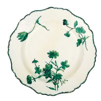 MARSEILLE Assiette à décor en camaïeu vert de bouquet de fl eurs. XVIIIe siècle....