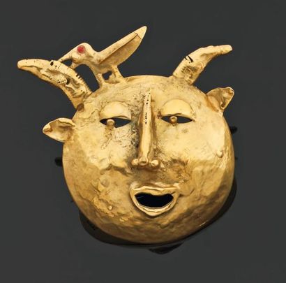 MORBELLI Broche Masque en bronze doré. Signée. Poids_61 g H_9,5 cm L_9,5 cm