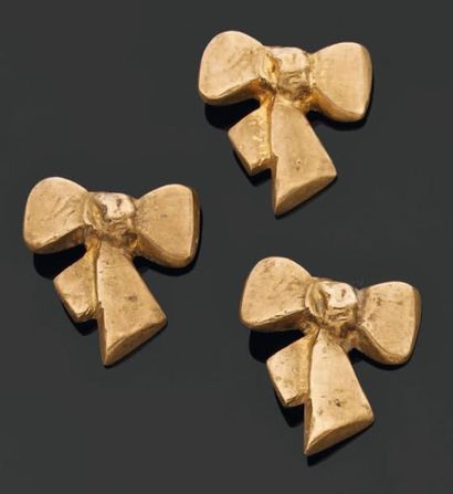 LINE VAUTRIN Ensemble de 3 boutons en forme de noeuds en bronze doré, tous monogrammés....