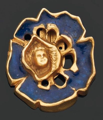 LINE VAUTRIN Broche-clip en forme de fleur, ornée en son centre d'un portrait. Bronze...