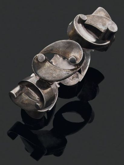 ANTONIO PINEDA 1953 Bracelet formé de cinq motifs en volutes inversées. Argent patiné....