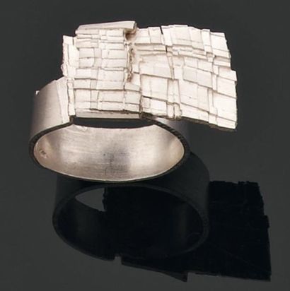 ONNO BOEKHOUDT Bague. Argent blanchi, ciselé. 1981. Signée. Pièce unique. TDD: 54...