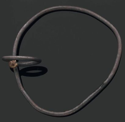 ONNO BOEKHOUDT Bracelet -objet. Fer noirci et cuivre. 1997. Pièce unique. D_7, 5...