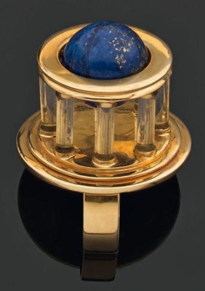 LELLA VIGNELLI Importante bague. Or, cristal de roche et sphère mobile en lapis-lazuli....