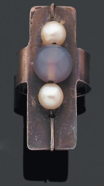 PIETRO GENTILI Rare bague. Pièce unique. Argent, perles et agate. 1970. Réalisée...