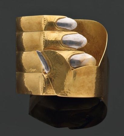 OSCAR TUSQUETS Bracelet en or blanc et or jaune 1984-1986. Réalisé par Cleto Munari....